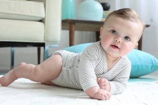 العلامات المبكرة التي تشير إلى .متى ينقلب الطفل على جنبه