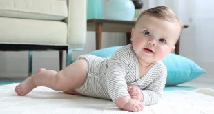 مراحل تطور الطفل متى ينقلب الطفل على بطنه
