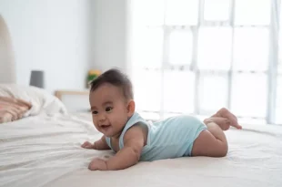 متى ينقلب الطفل على بطنه